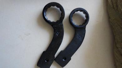 弯柄梅花敲击扳手 高硬度与长寿命的工业利器